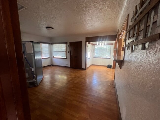 Building Photo - Charming 3 Bedroom 2 Bathroom, Long Beach Home for Lease!