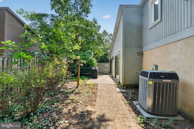 Building Photo - 6 Youngs Farm Ct