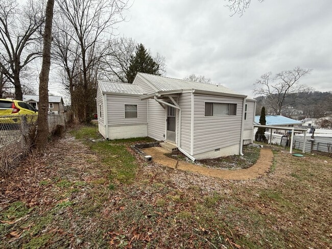 Building Photo - Great Rossville Home