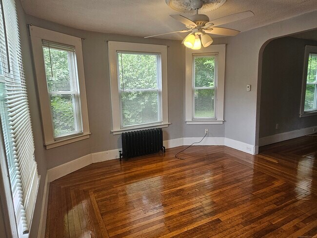 Building Photo - 33 Evergreen Ave