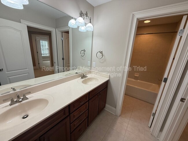 Building Photo - 2528 N Beech Ln