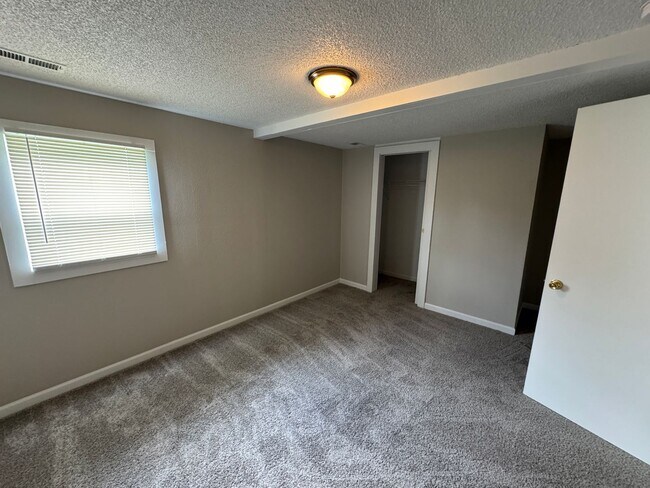 Building Photo - 10531 Kensil St