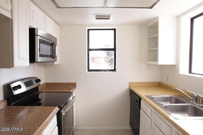 Building Photo - 850 S River Dr