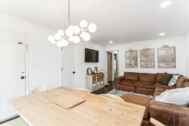 Building Photo - 2735 N Mozart St