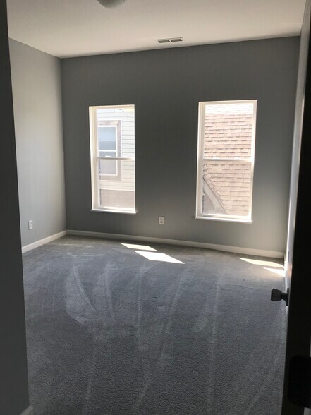 Building Photo - 828 W Roache St