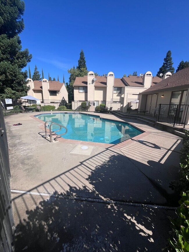 Building Photo - NICE UPDATED CONDO IN ROLLINGWOOD POINTE!!