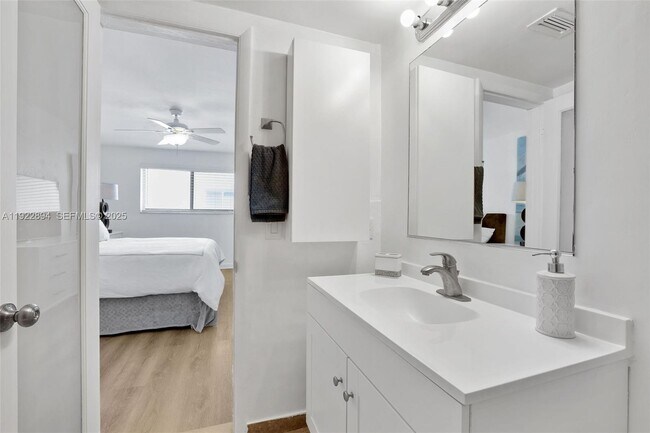 Building Photo - 1601 Bay Rd