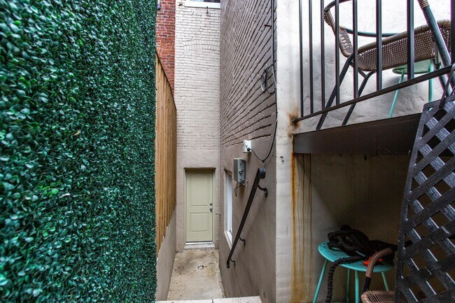 Building Photo - Cozy 1 Bedroom Apartment in Bloomingdale!