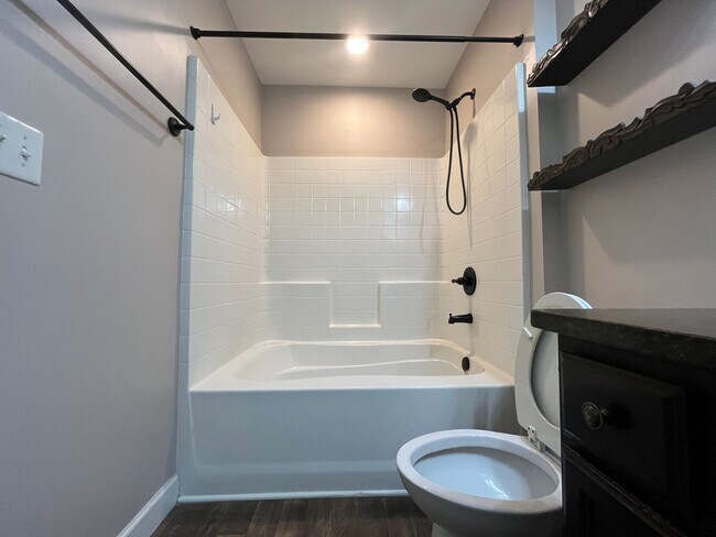 Building Photo - Adorable 3/2 Ready To Move In Now!