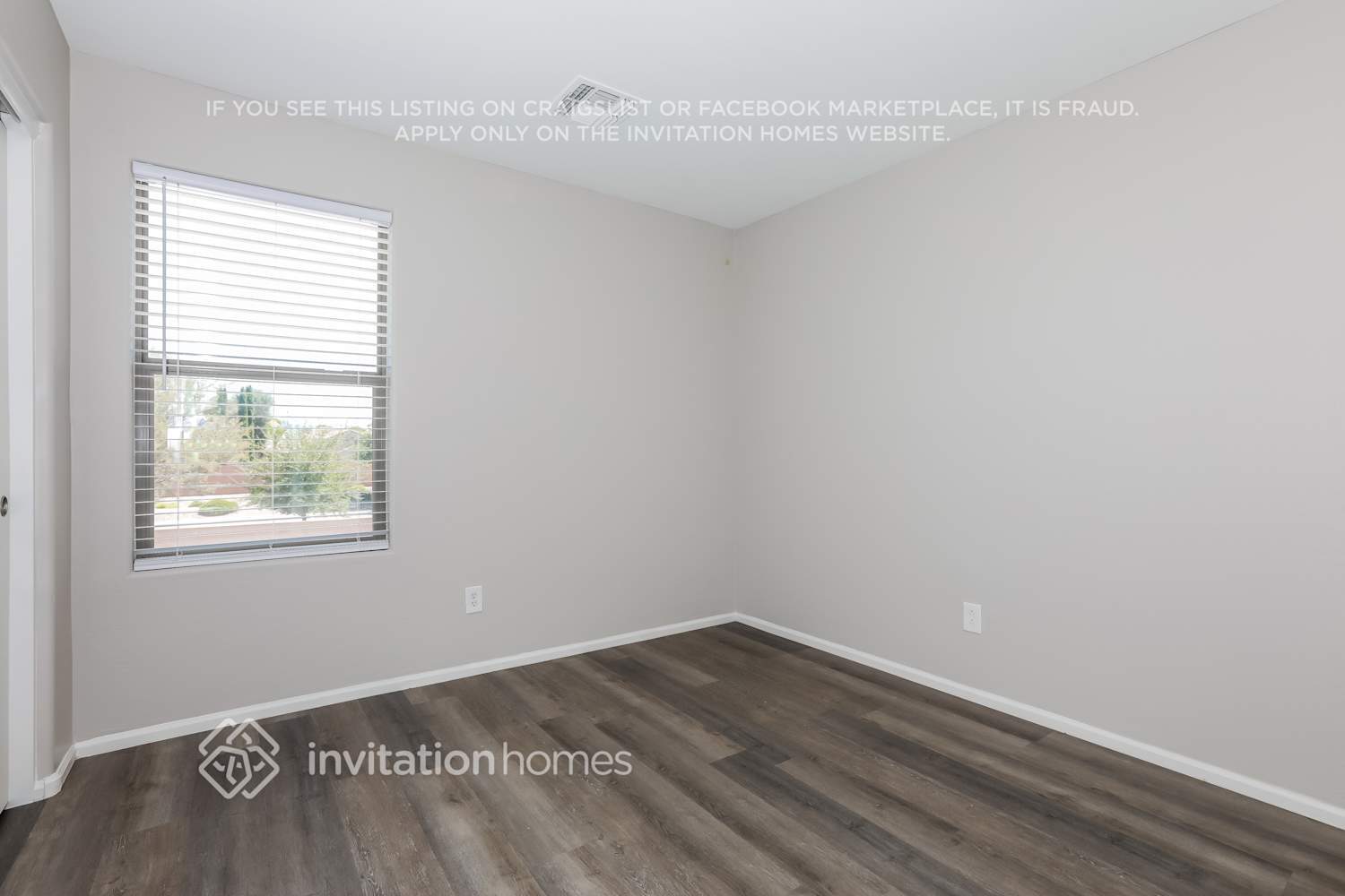 Building Photo - 1382 E Penny Ln