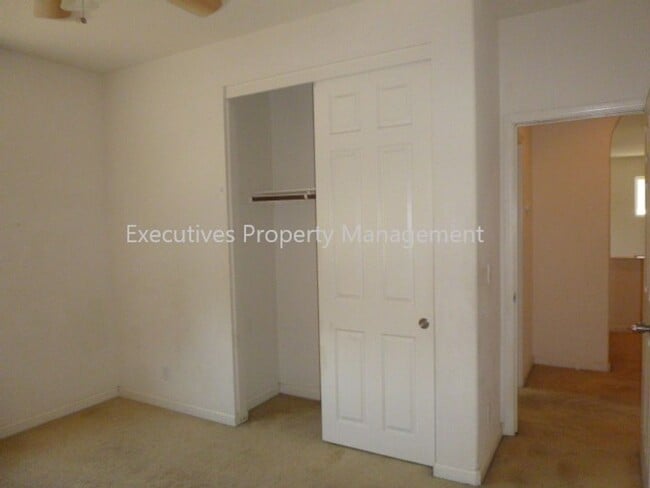 Building Photo - 717 Round Hill Dr