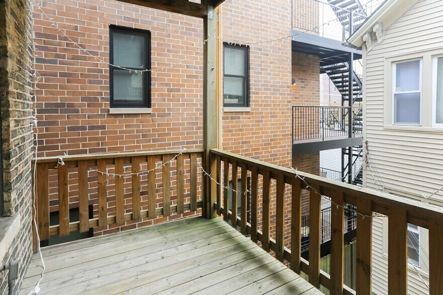 Building Photo - 1320 W Diversey Pky