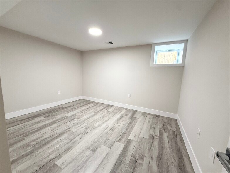 Building Photo - 10 Cawfield St