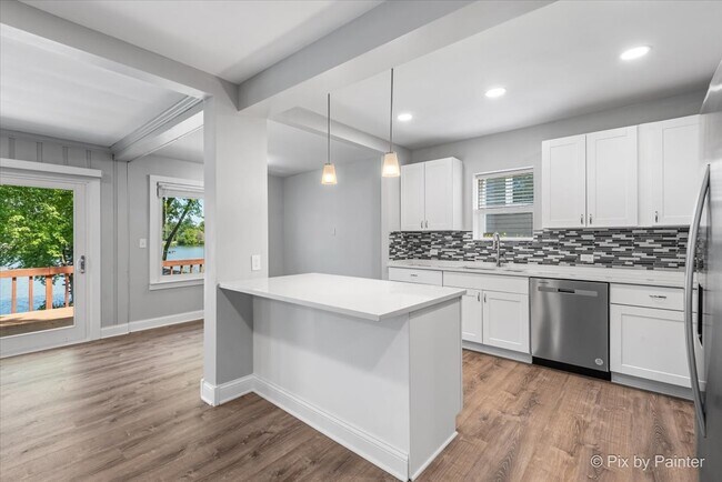 Building Photo - 24060 N Lakeside Dr