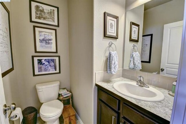 Building Photo - Immaculant 4BD/2.5BA Single Family Home on...
