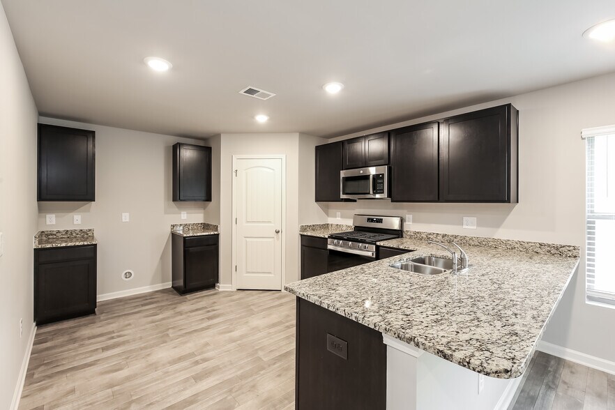 Building Photo - 931 Equine Dr