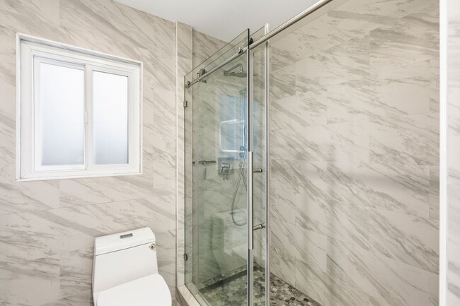Building Photo - Beautiful modern 3 Bed + 2 Bath House