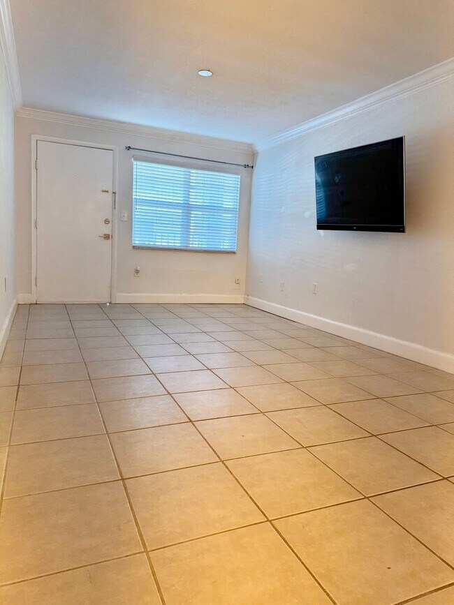 Building Photo - Bayshore Condo