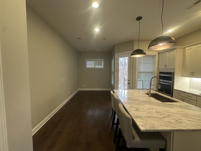 Building Photo - Spacious Town Home Inside Beltline