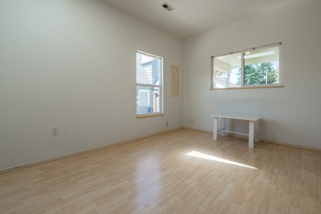 Building Photo - Large Single Family Home