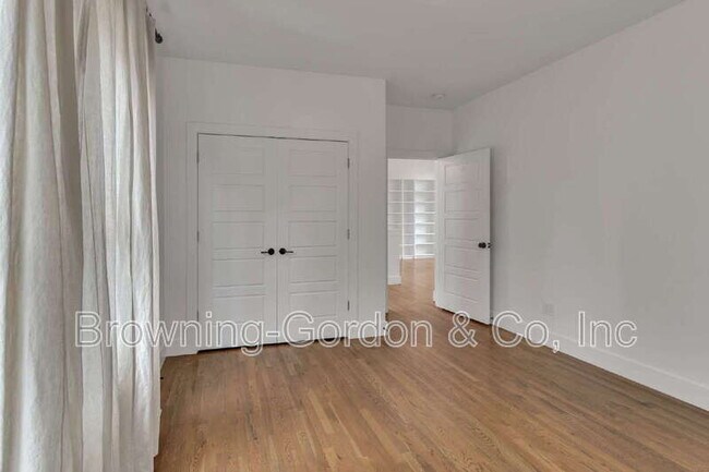 Building Photo - 1137B Kirkland Ave