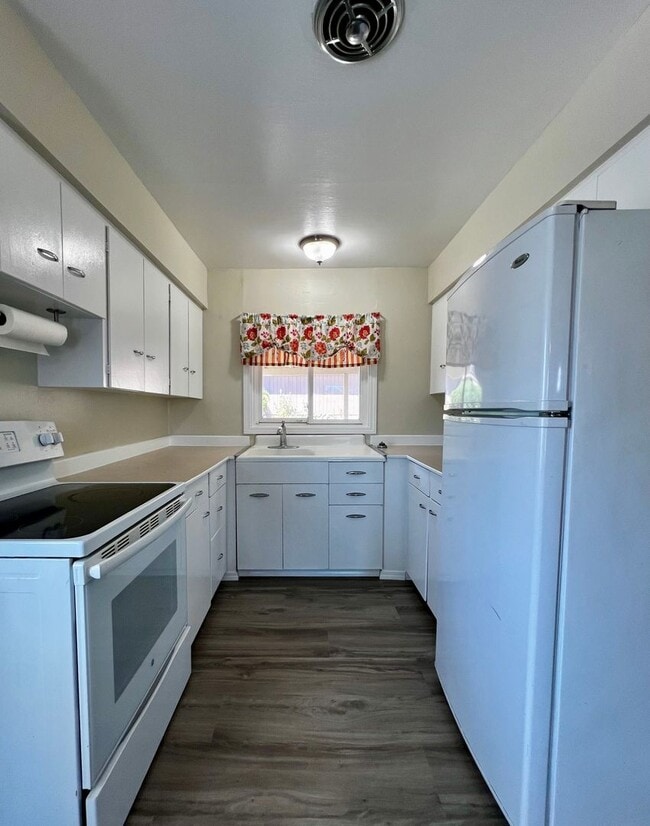 Building Photo - Move in special-$200 off first month's rent!