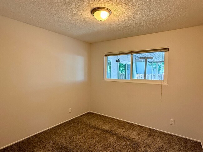 Building Photo - Spacious 3 Bedroom 2 Bath Home with 2 Car Garage and Central Air Conditioning