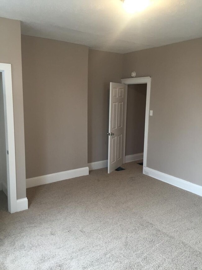 Building Photo - 4 Bed 1.5 Bath located in Norwood