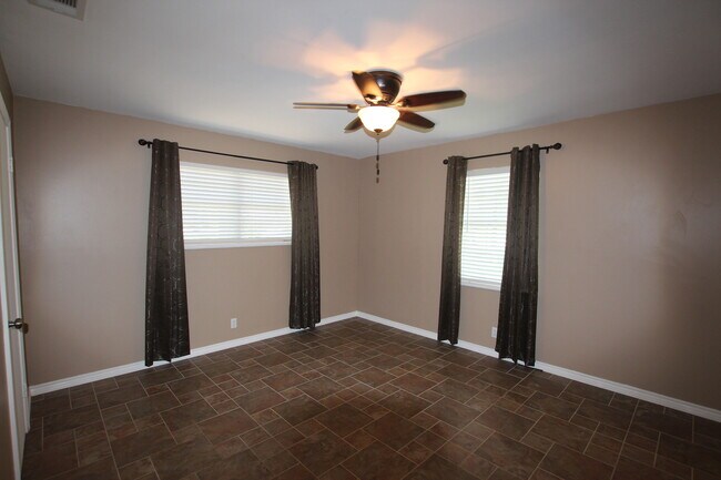 Building Photo - 2930 Williamsburg Dr