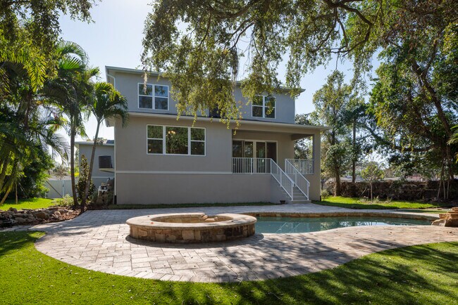 Building Photo - 318 Rafael Blvd NE