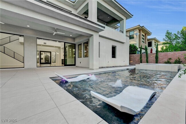 Building Photo - 68 Grey Feather Dr