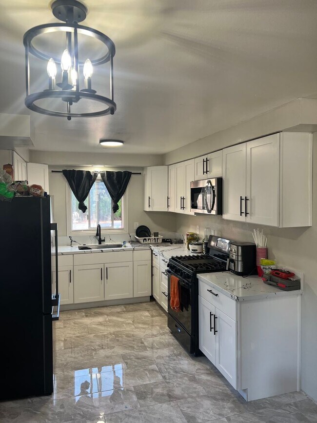 Building Photo - Available August 2026- 5 Bedroom with a POOL - on MARY LANE