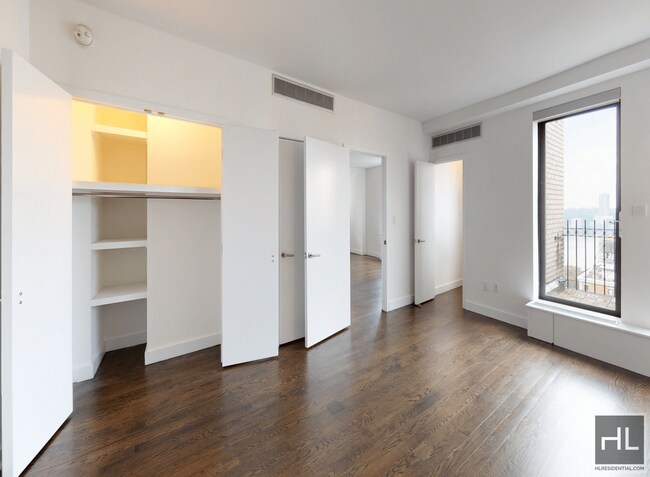 Building Photo - 2 bedroom 2 bathroom on a high floor / Was...