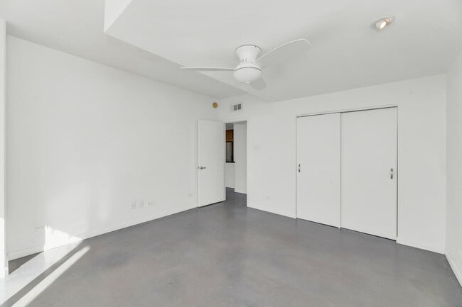 Building Photo - 207 W Clarendon Ave