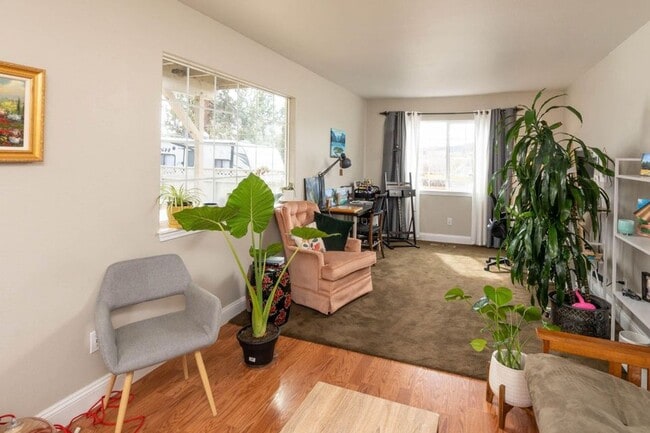 Building Photo - Wonderful home on large corner fenced lot in desired mid-town with views!