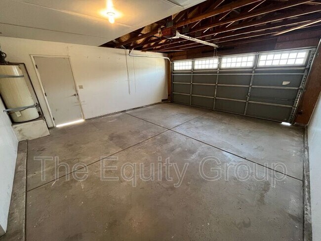 Building Photo - 451 W Marilyn St