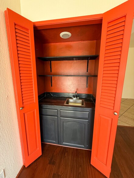 WET BAR - 1603 Augusta Plz