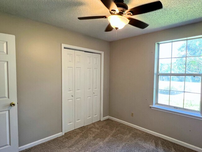 Building Photo - 410 Admiral's Walk Dr