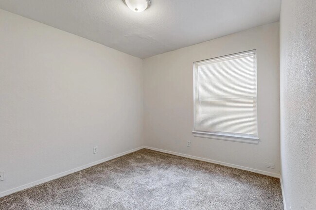 Building Photo - 6005 Fortuna Rd NW