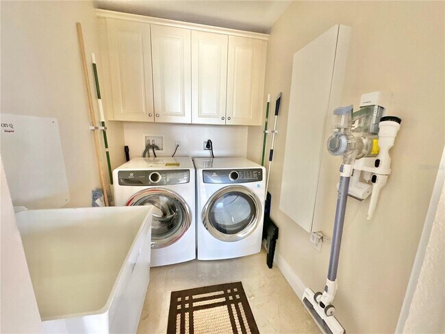 Building Photo - 15 Somerset St