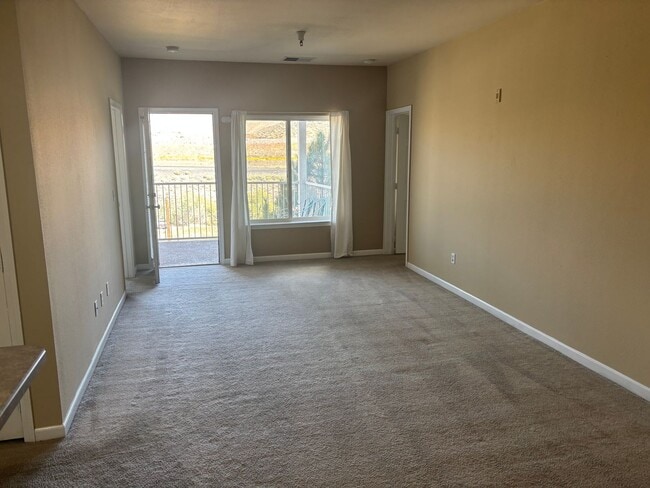 Building Photo - 4 bed/4 bath condo located minutes from UNR