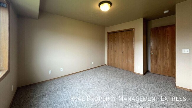 Building Photo - 2508 N Aidan Ave