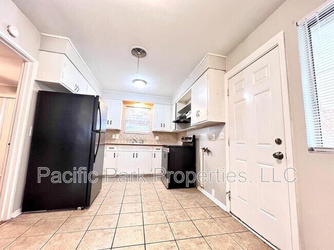 Building Photo - 3312 Little John Dr