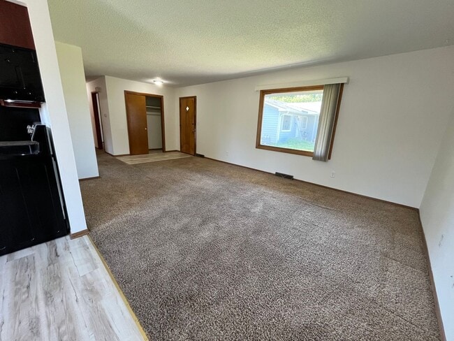 Building Photo - 2 Bed/1 Bath Duplex with Garage and Unfinished Basement!
