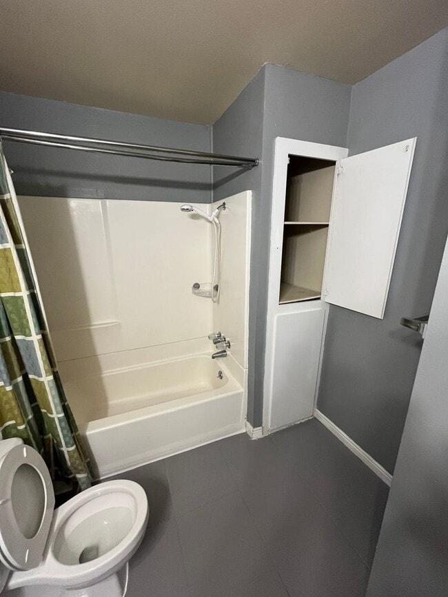 Building Photo - Beautiful Orem Home