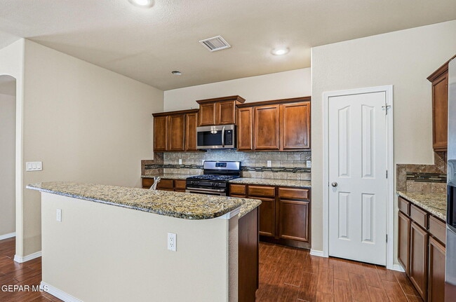 Building Photo - 7417 Dewberry Dr