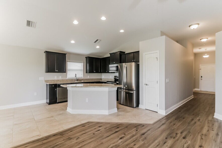 Building Photo - 7083 Lamium Ct