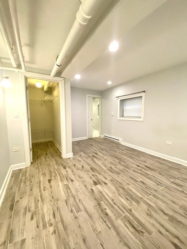 Building Photo - 1721 W Bryn Mawr Ave