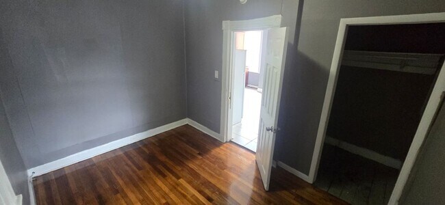 Building Photo - 4 bedroom, 1 bath