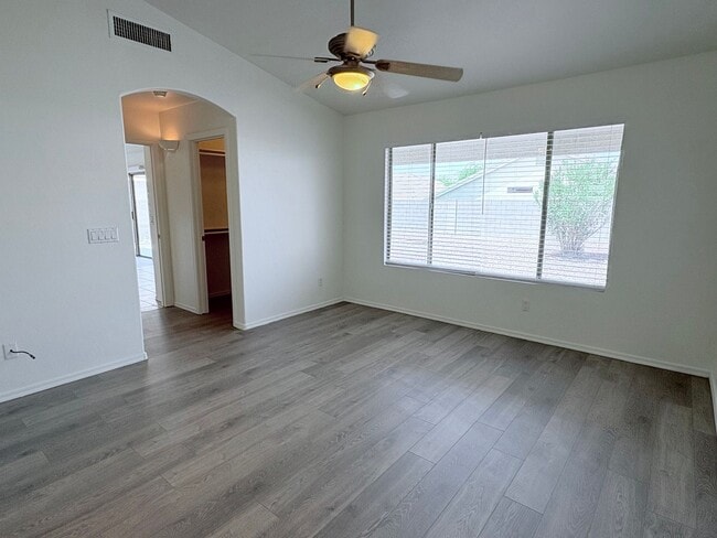 Building Photo - Lovely 3 Bedroom House!